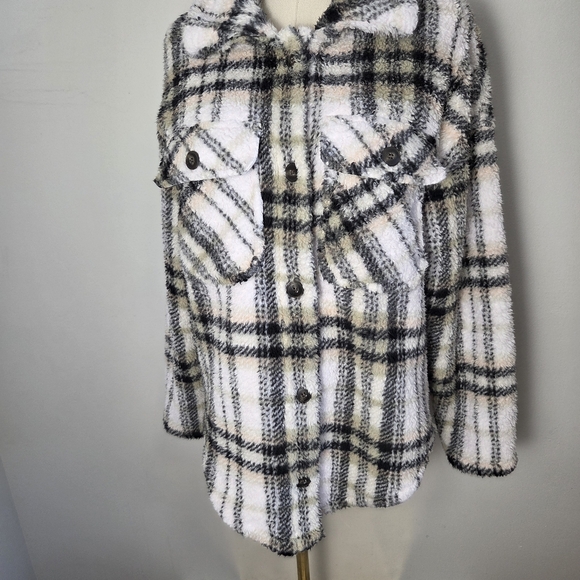 Ci Sono Plaid Teddy Button Front Shacket - Picture 4 of 9